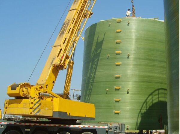 大型纏繞玻璃鋼儲(chǔ)罐現(xiàn)場(chǎng)施工